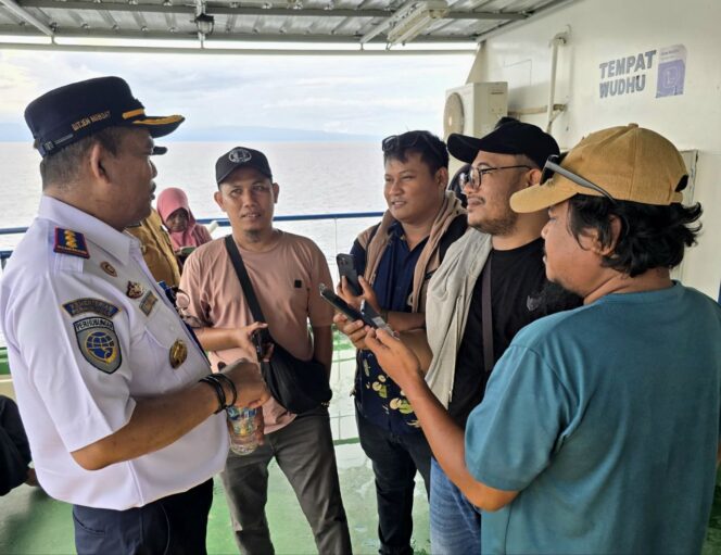 
					Kepala BPTD (Balai Pengelola Transportasi Darat) Kelas II Sulawesi Tengah Mangasi Sinaga diwawancarai awak media diatas Feri KMP Teluk Tolo pada lauching perdana penyebrangan Banggai-Paisu Lamo-Dungkean (Foto : Istimewa)