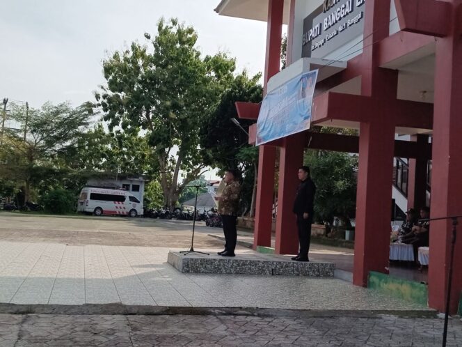 
					Wabup Ablit saat menyampaikan amanat pembina pada peringatan hari desa nasional 2026 (Foto: Nomo/BanggaiTerkini)