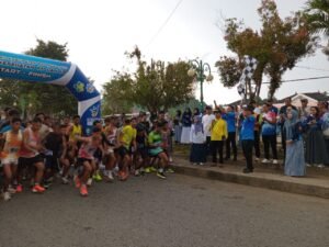 Bupati Sofyan Kaepa melepas peserta fun run (Nomo/BanggaiTerkini)
