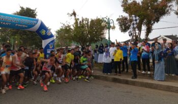 Bupati Sofyan Kaepa melepas peserta fun run (Nomo/BanggaiTerkini)