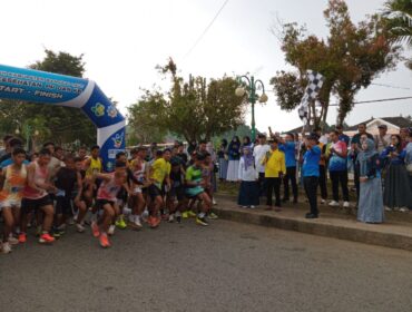 Bupati Sofyan Kaepa melepas peserta fun run (Nomo/BanggaiTerkini)