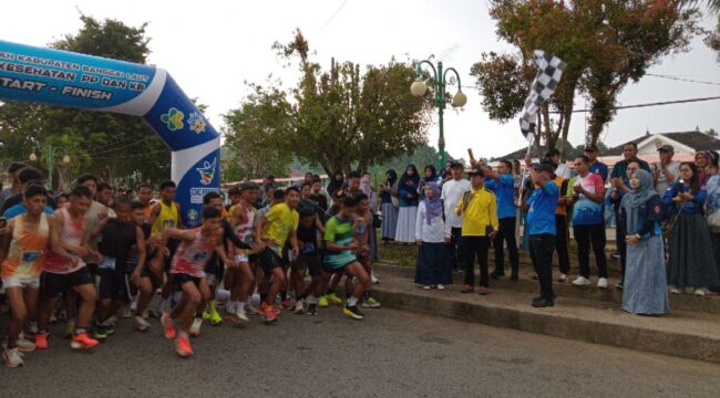 Bupati Sofyan Kaepa melepas peserta fun run (Nomo/BanggaiTerkini)