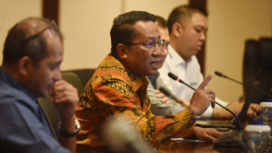 Menteri Hukum Supratman Andi Agtas (tengah) bersama Wakil Menteri Hukum Edward Omar Sharif Hiariej (kiri) dan anggota Tim Ahli KUHP Nasional Albert Aries (kanan) memberikan keterangan dalam konferensi pers terkait pemberlakuan UU KUHP, UU KUHAP, dan UU Penyesuaian Pidana yang baru di Gedung Sekretariat Jenderal Kementerian Hukum, Jakarta, Senin (5/1/2026).