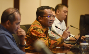 Menteri Hukum Supratman Andi Agtas (tengah) bersama Wakil Menteri Hukum Edward Omar Sharif Hiariej (kiri) dan anggota Tim Ahli KUHP Nasional Albert Aries (kanan) memberikan keterangan dalam konferensi pers terkait pemberlakuan UU KUHP, UU KUHAP, dan UU Penyesuaian Pidana yang baru di Gedung Sekretariat Jenderal Kementerian Hukum, Jakarta, Senin (5/1/2026).