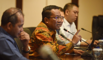 Menteri Hukum Supratman Andi Agtas (tengah) bersama Wakil Menteri Hukum Edward Omar Sharif Hiariej (kiri) dan anggota Tim Ahli KUHP Nasional Albert Aries (kanan) memberikan keterangan dalam konferensi pers terkait pemberlakuan UU KUHP, UU KUHAP, dan UU Penyesuaian Pidana yang baru di Gedung Sekretariat Jenderal Kementerian Hukum, Jakarta, Senin (5/1/2026).