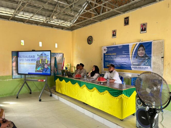 
					SMP Negeri 2 Banggai Gelar Sosialisasi Visi Misi dan Tes Kompetensi Akademik Bersama Orang Tua Siswa