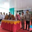 Bupati Sofyan Kaepa dan Kakanwil BPN Sulteng Muhammad Naim ketika menandatangani peresmian gedung baru kantor Pertanahan Banggai Laut (Foto : Nomo/BanggaiTerkini)
