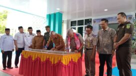 Bupati Sofyan Kaepa dan Kakanwil BPN Sulteng Muhammad Naim ketika menandatangani peresmian gedung baru kantor Pertanahan Banggai Laut (Foto : Nomo/BanggaiTerkini)