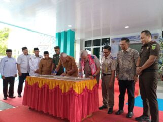 Bupati Sofyan Kaepa dan Kakanwil BPN Sulteng Muhammad Naim ketika menandatangani peresmian gedung baru kantor Pertanahan Banggai Laut (Foto : Nomo/BanggaiTerkini)