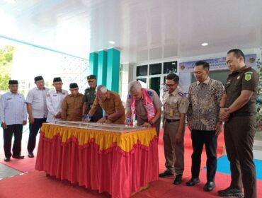 Bupati Sofyan Kaepa dan Kakanwil BPN Sulteng Muhammad Naim ketika menandatangani peresmian gedung baru kantor Pertanahan Banggai Laut (Foto : Nomo/BanggaiTerkini)