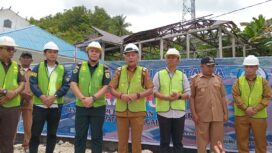 Bupati Sofyan memberikan keterangan pers saat melakukan peletakan batu pertama pembangunan Kampung Nelayan Merah Putih (KNMP) di Desa Kalupapi, Bangkurung, (Foto : Nomo/BanggaiTerkini)