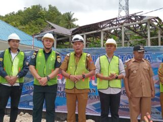 Bupati Sofyan memberikan keterangan pers saat melakukan peletakan batu pertama pembangunan Kampung Nelayan Merah Putih (KNMP) di Desa Kalupapi, Bangkurung, (Foto : Nomo/BanggaiTerkini)