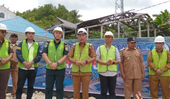 Bupati Sofyan memberikan keterangan pers saat melakukan peletakan batu pertama pembangunan Kampung Nelayan Merah Putih (KNMP) di Desa Kalupapi, Bangkurung, (Foto : Nomo/BanggaiTerkini)