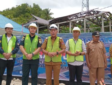 Bupati Sofyan memberikan keterangan pers saat melakukan peletakan batu pertama pembangunan Kampung Nelayan Merah Putih (KNMP) di Desa Kalupapi, Bangkurung, (Foto : Nomo/BanggaiTerkini)