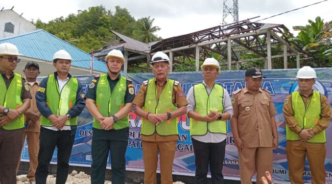 Bupati Sofyan memberikan keterangan pers saat melakukan peletakan batu pertama pembangunan Kampung Nelayan Merah Putih (KNMP) di Desa Kalupapi, Bangkurung, (Foto : Nomo/BanggaiTerkini)