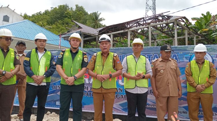 Bupati Sofyan memberikan keterangan pers saat melakukan peletakan batu pertama pembangunan Kampung Nelayan Merah Putih (KNMP) di Desa Kalupapi, Bangkurung, (Foto : Nomo/BanggaiTerkini)
