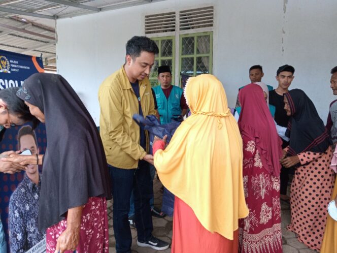 
					Anggota DPD-RI Andhika Mayrizal Amir dan SAAF Gelar Jumat Berkah di Mansalean Labobo, Bagikan Sembako dan Makan Siang Gratis