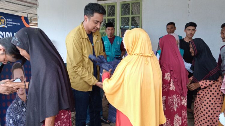 Anggota DPD-RI Andhika Mayrizal Amir dan SAAF Gelar Jumat Berkah di Mansalean Labobo, Bagikan Sembako dan Makan Siang Gratis