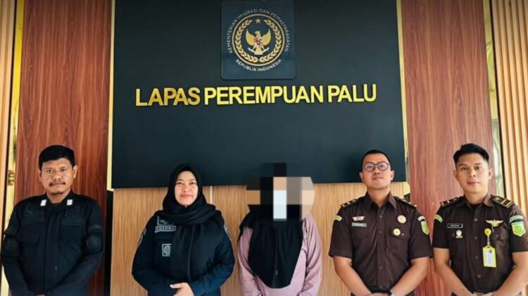Terpidana korupsi "NP" saat digelandang ke Lapas Perempuan Klas III Palu (Dok. Kejari Banggai Laut)