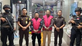 Mantan Kades Matanga Ariyando dan Mantan Kades Tinakin Laut Doni, keduanya memakai rompi tahanan Kejaksaan (Dok. Kejari Banggai Laut)