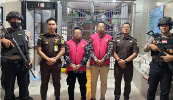 Mantan Kades Matanga Ariyando dan Mantan Kades Tinakin Laut Doni, keduanya memakai rompi tahanan Kejaksaan (Dok. Kejari Banggai Laut)