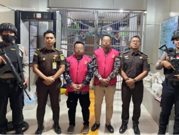 Mantan Kades Matanga Ariyando dan Mantan Kades Tinakin Laut Doni, keduanya memakai rompi tahanan Kejaksaan (Dok. Kejari Banggai Laut)