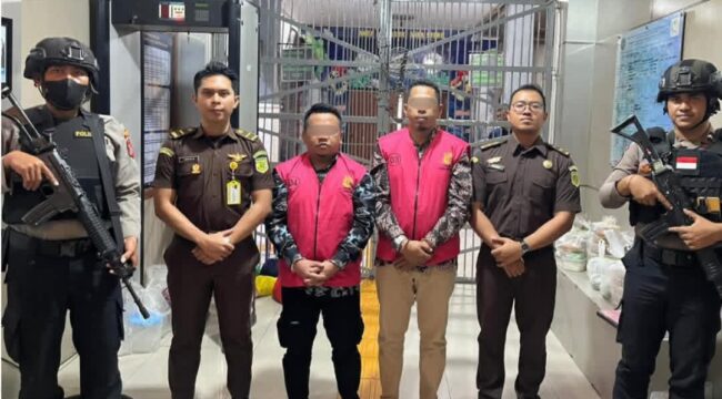 Mantan Kades Matanga Ariyando dan Mantan Kades Tinakin Laut Doni, keduanya memakai rompi tahanan Kejaksaan (Dok. Kejari Banggai Laut)