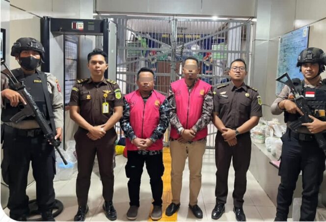 
					Mantan Kades Matanga Ariyando dan Mantan Kades Tinakin Laut Doni, keduanya memakai rompi tahanan Kejaksaan (Dok. Kejari Banggai Laut)