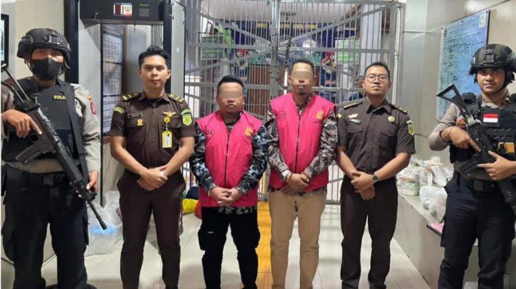 Mantan Kades Matanga Ariyando dan Mantan Kades Tinakin Laut Doni, keduanya memakai rompi tahanan Kejaksaan (Dok. Kejari Banggai Laut)