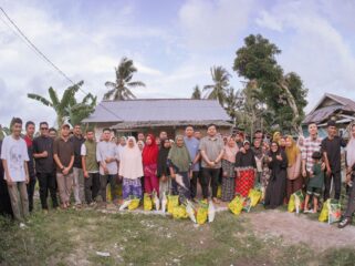 Yayasan Inovasi Muda Mandiri Banggai Laut bagikan sembako (Ist)