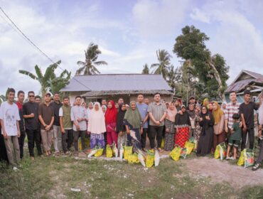 Yayasan Inovasi Muda Mandiri Banggai Laut bagikan sembako (Ist)