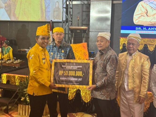 
					Pemda Banggai Laut Terima Bantuan Revitaliasai Rumah Adat dari Gubernur