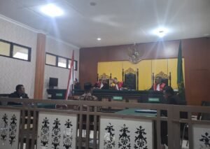 Majelis Hakim membacakan putusan mantan kades Tinakin Laut (Ist)