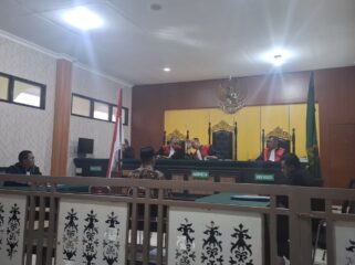 Majelis Hakim membacakan putusan mantan kades Tinakin Laut (Ist)