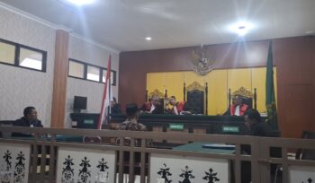 Majelis Hakim membacakan putusan mantan kades Tinakin Laut (Ist)