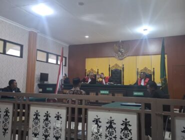 Majelis Hakim membacakan putusan mantan kades Tinakin Laut (Ist)