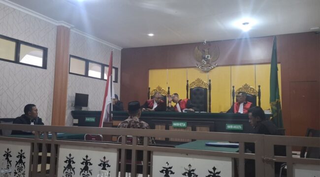 Majelis Hakim membacakan putusan mantan kades Tinakin Laut (Ist)