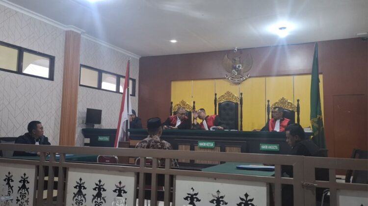 Majelis Hakim membacakan putusan mantan kades Tinakin Laut (Ist)