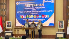 Bupati Sofyan Kaepa dan Ketua DPRD Patwan Kuba bersama Kepala BPK Perwakilan Sulawesi Tengah I Putu Wisudhantara penyerahan LKPD TA 2025 (Ist)