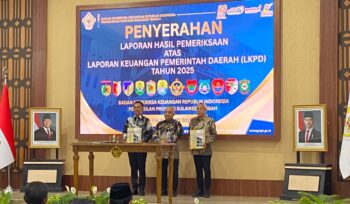 Bupati Sofyan Kaepa dan Ketua DPRD Patwan Kuba bersama Kepala BPK Perwakilan Sulawesi Tengah I Putu Wisudhantara penyerahan LKPD TA 2025 (Ist)