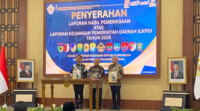 Bupati Sofyan Kaepa dan Ketua DPRD Patwan Kuba bersama Kepala BPK Perwakilan Sulawesi Tengah I Putu Wisudhantara penyerahan LKPD TA 2025 (Ist)