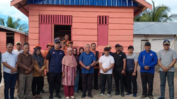Respon Cepat Pemda Banggai Laut, Bupati Sofyan Serahkan 1 Unit Rumah ke Warga Terdampak Bencana