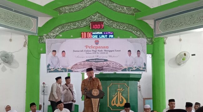 Bupati Banggai Laut saat melepas 65 orang calon jemaah haji Banggai Laut (BanggaiTerkini)