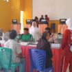 Kepala SMA Negeri 1 Banggai Halima Usman Hamid ketika memantau proses pendaftaran siswa baru (Ist)