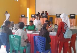 Kepala SMA Negeri 1 Banggai Halima Usman Hamid ketika memantau proses pendaftaran siswa baru (Ist)
