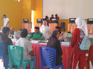Kepala SMA Negeri 1 Banggai Halima Usman Hamid ketika memantau proses pendaftaran siswa baru (Ist)