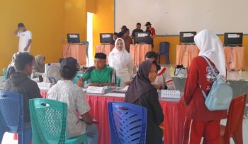 Kepala SMA Negeri 1 Banggai Halima Usman Hamid ketika memantau proses pendaftaran siswa baru (Ist)