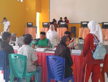 Kepala SMA Negeri 1 Banggai Halima Usman Hamid ketika memantau proses pendaftaran siswa baru (Ist)