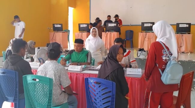 Kepala SMA Negeri 1 Banggai Halima Usman Hamid ketika memantau proses pendaftaran siswa baru (Ist)