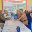 Kepala Sekolah SMP Negeri 1 Banggai Kuemba D. Latta bersama guru (ist)